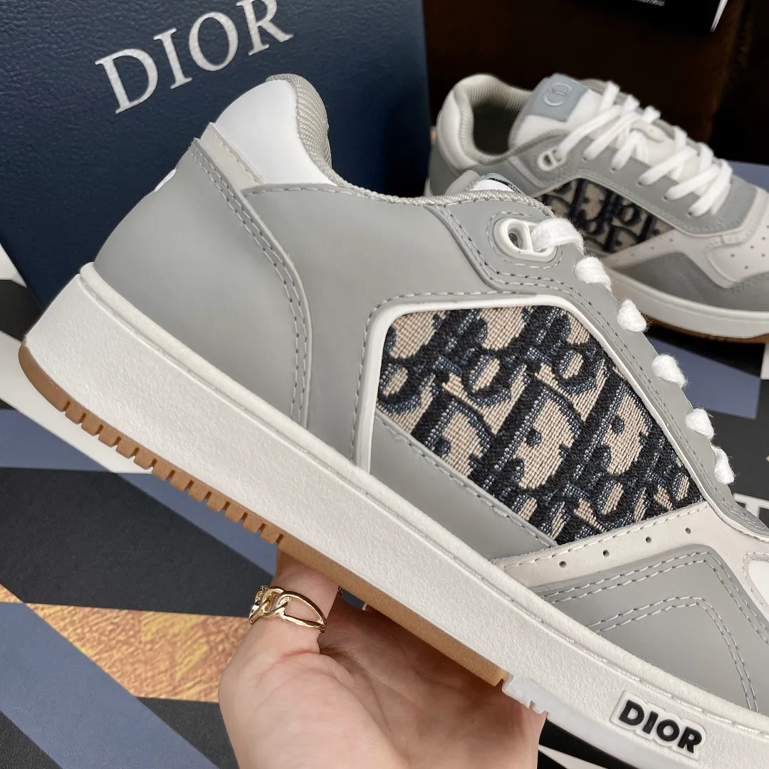👟👟Ex-factory price 480👟👟 .(3D printing +20) Dior Dior🔥Counter genuine 1-1 top version (you can compare with the original version) The top version is made not blown out👍 👫Contrast color positioning and splicing design! Fashionable and casual personality! Look like a goddess on your feet! Simple line design, three-dimensional cutting, super invincible style, looks good no matter how you match it, super popular elements and colors, the whole set is youthful and beautiful, relaxed and eye-catching in the crowd, casual, comfortable, fashionable and versatile, a high-quality casual suit without a sense of age ✅Fabric: imported first-layer cowhide + high-tech laser technology ✅Inner: imported transparent silk fabric ✅Foots: original molded feet ✅Outsole: original molded 1:1 two-color TPU outsole ✅Method: Original 1:1 full set of lasts ✅Female size: 35～40 ✅Male size: 38～45